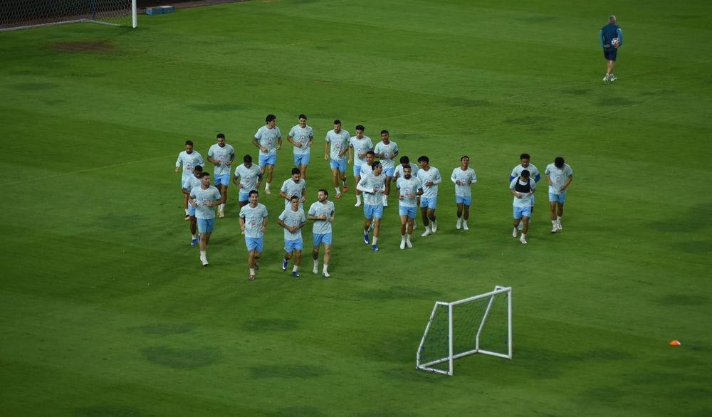 Pemain Persib Bandung melakukan pemanasan jelang bertemu Persik Kediri. 
