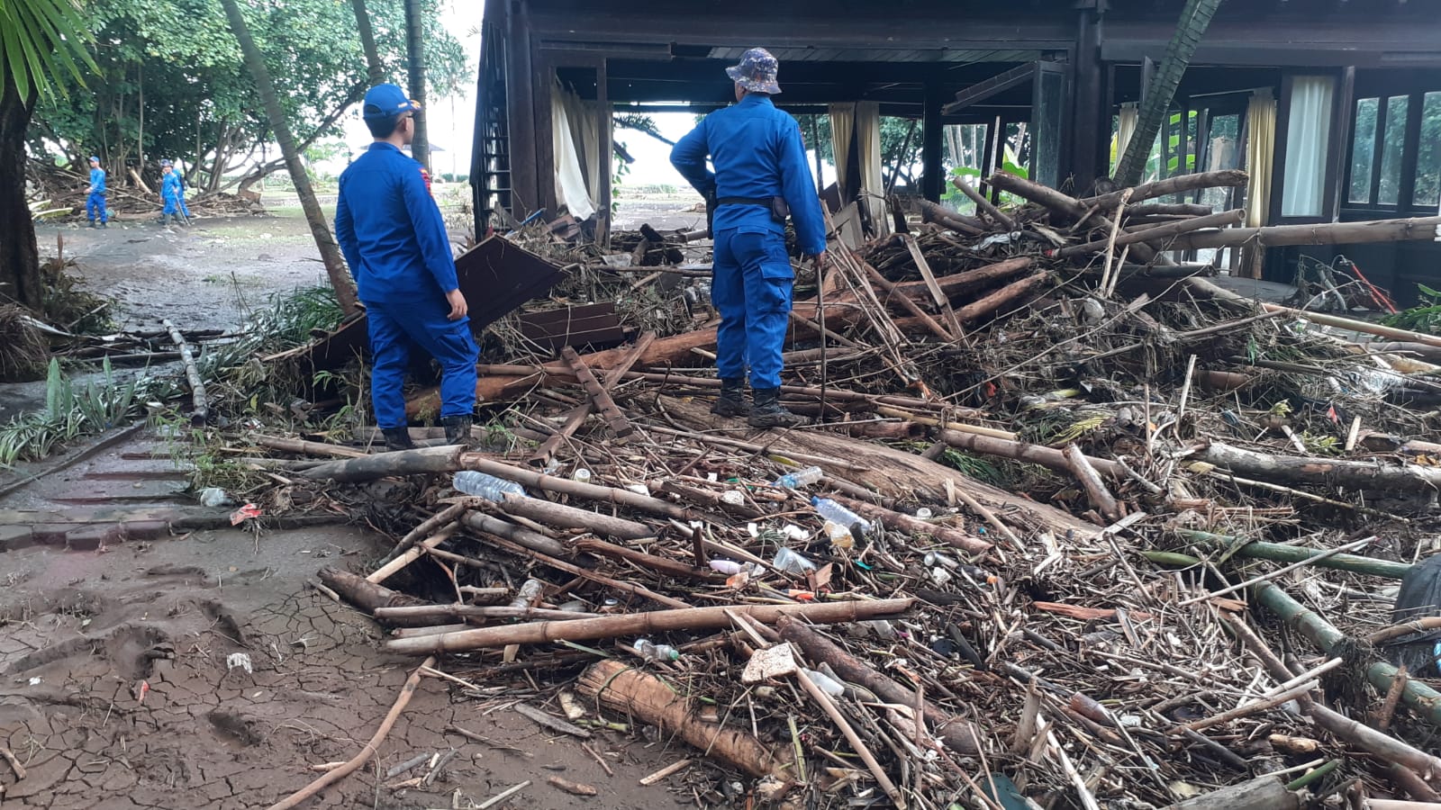MENCARI KORBAN: Petugas gabungan melakukan pencarian korban banjir bandang. Tercatat ada empat orang yang menjadi korban bencana tersebut. (Foto: SAR Buleleng untuk Radar Bali) 