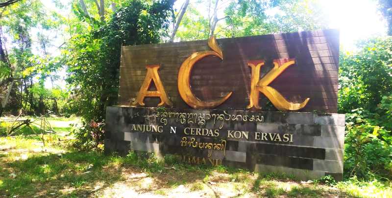DIFUNGSIKAN : ACK Gilimanuk di pinggir jalan Denpasar - Gilimanuk di  dalam kawasan Hutan TNBB . (M.Basir)