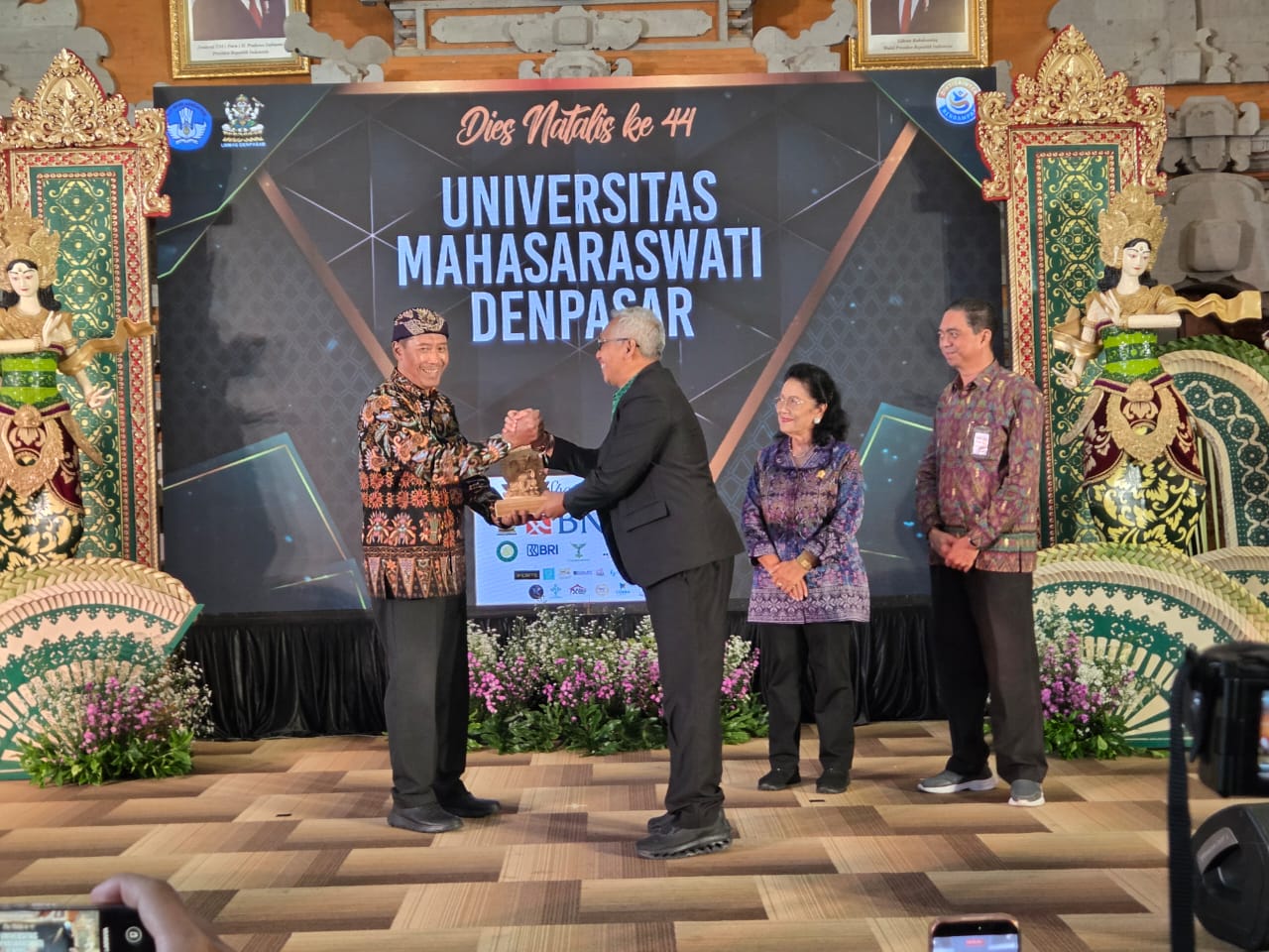 Penyerahan cindera mata dan foto bersama dengan Wamen Pendidikan Tinggi, Sains, dan Teknologi Republik Indonesia, Prof. Dr. H. Fauzan (8/3). (Mar)   