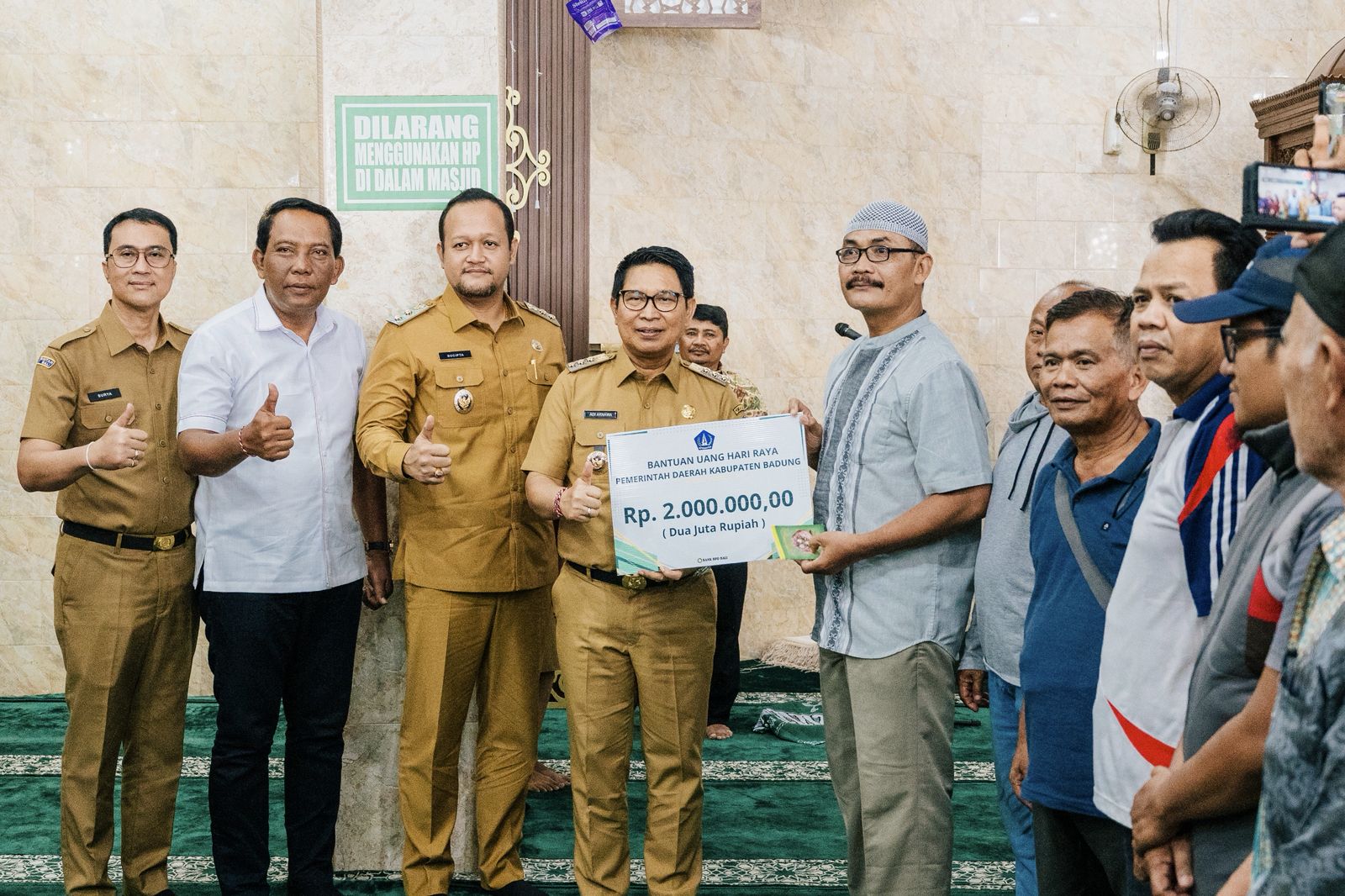 Bupati Adi Arnawa bersama Wabup Bagus Alit Sucipta di Musala Nurul Hikmah, Banjar Kwanji, Desa Dalung, Kuta Utara, Senin (9/3).