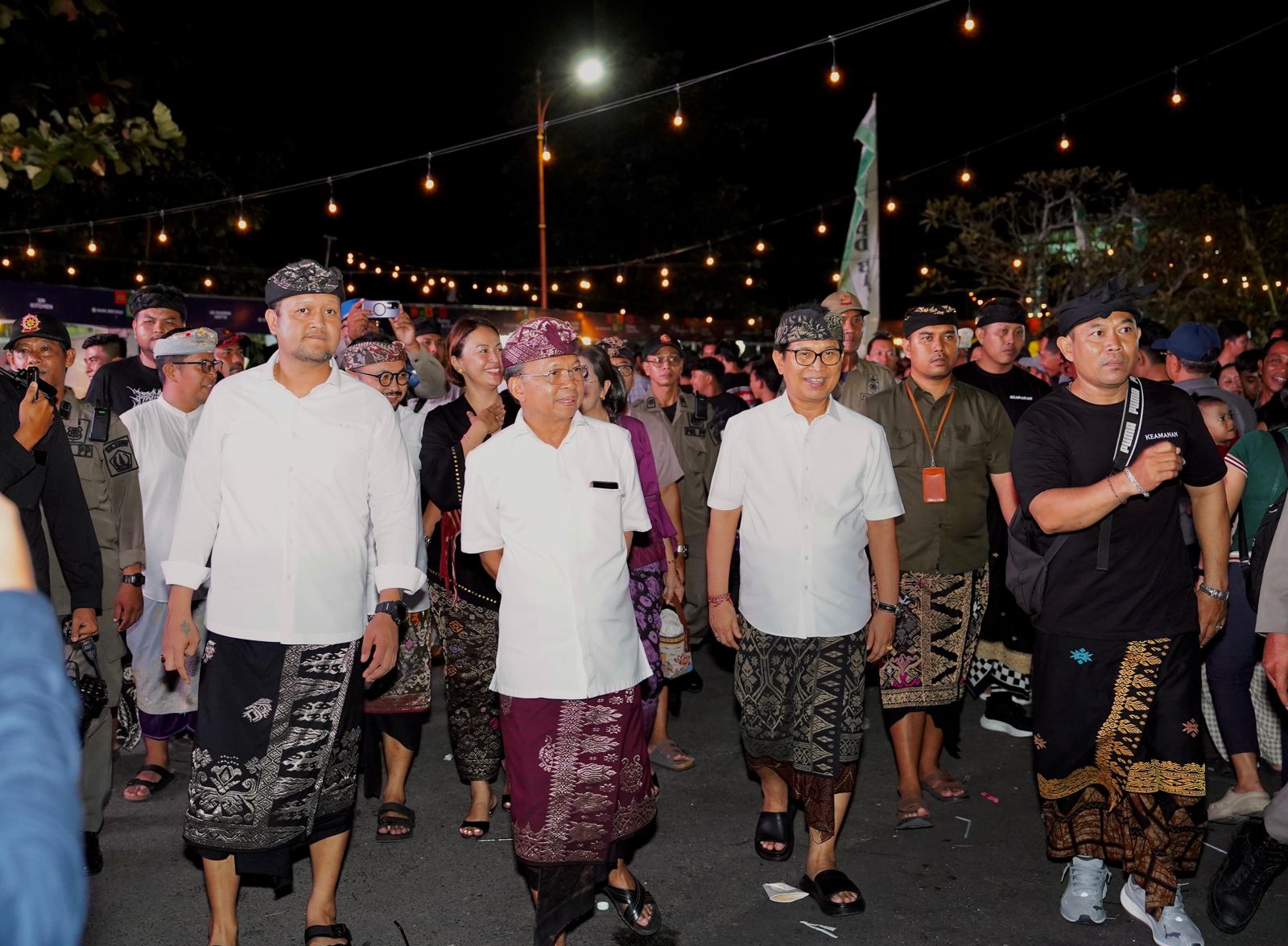 Bupati Wayan Adi Arnawa dan Wabup Bagus Alit Sucipta mendampingi Gubernur Bali Wayan Koster di hari kedua Badung &Ccedil;aka Fest 2026 di Panggung Terbuka Balai Budaya Giri Nata Mandala, Puspem Badung (7/3).