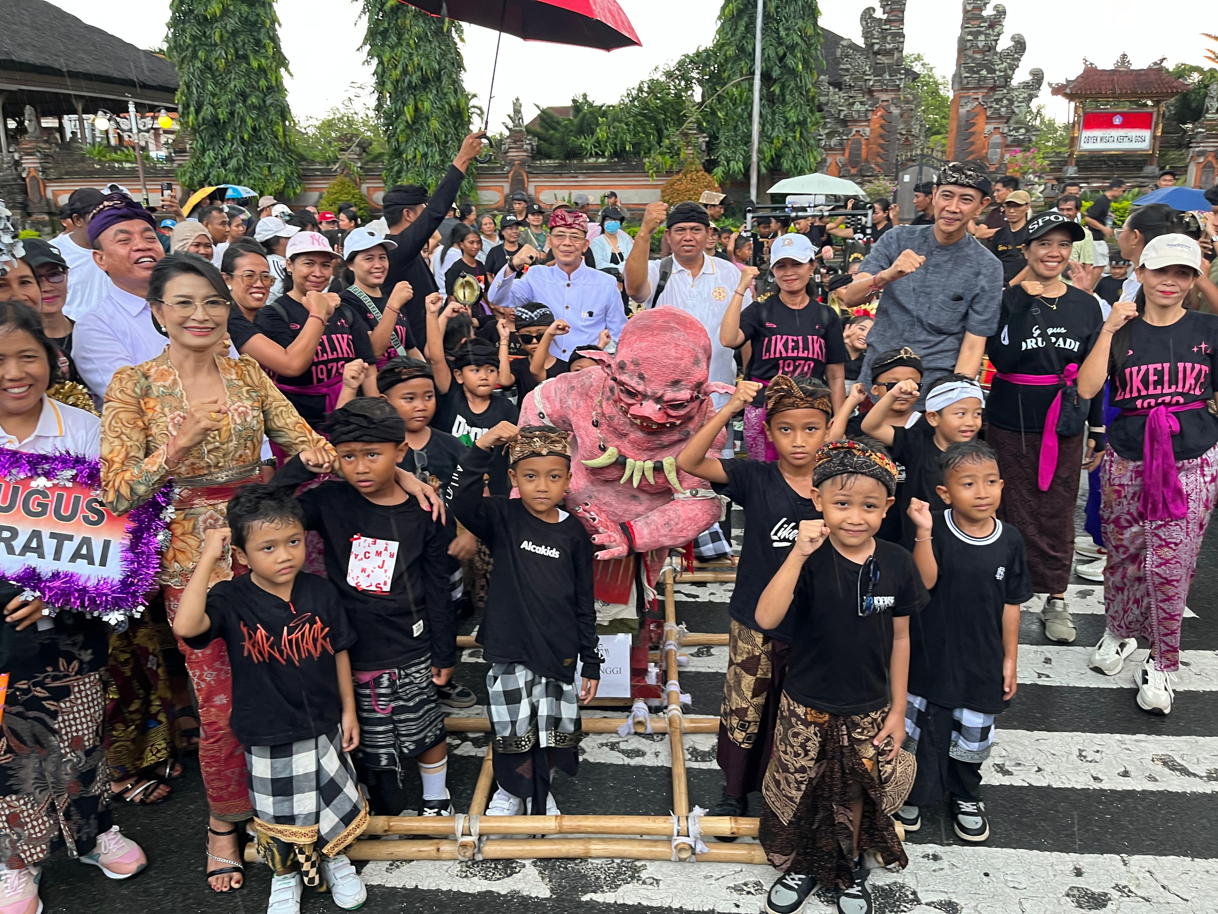Bupati Klungkung I Made Satria di depan Monumen Ida Dewa Agung Jambe, Kabupaten Klungkung, Sabtu (7/3).