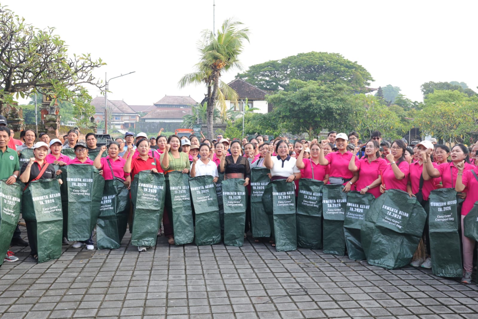 Ketua TP PKK Kota Denpasar, Ny. Sagung Antari Jaya Negara saat hadir di Banjar Kedaton untuk membagikan Compost Bag, Minggu (8/3).