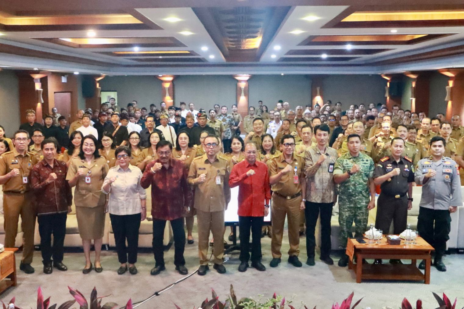 Gubernur Bali Wayan Koster dan Wali Kota Denpasar, I Gusti Ngurah Jaya Negara saat mengajak Kepala Desa dan Lurah se-Kota di Gedung Sewaka Dharma, Lumintang, Denpasar pada Senin (9/3).  