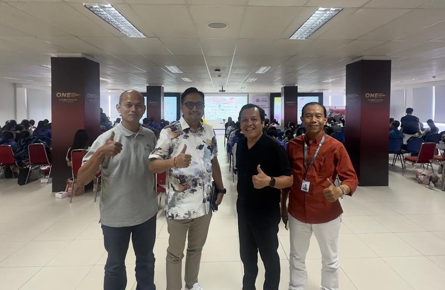 Kabag Humas Pemkab Badung (dua dari kiri) foto bersama panitia di arena Kompetisi Jurnalistik