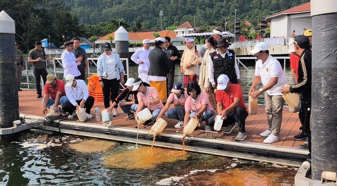 JAGA KEBERSIHAN AIR DANAU : Aksi bersih-bersih Danau Batur kali ini libatkan ribuan peserta. (Pemkab Bangli)