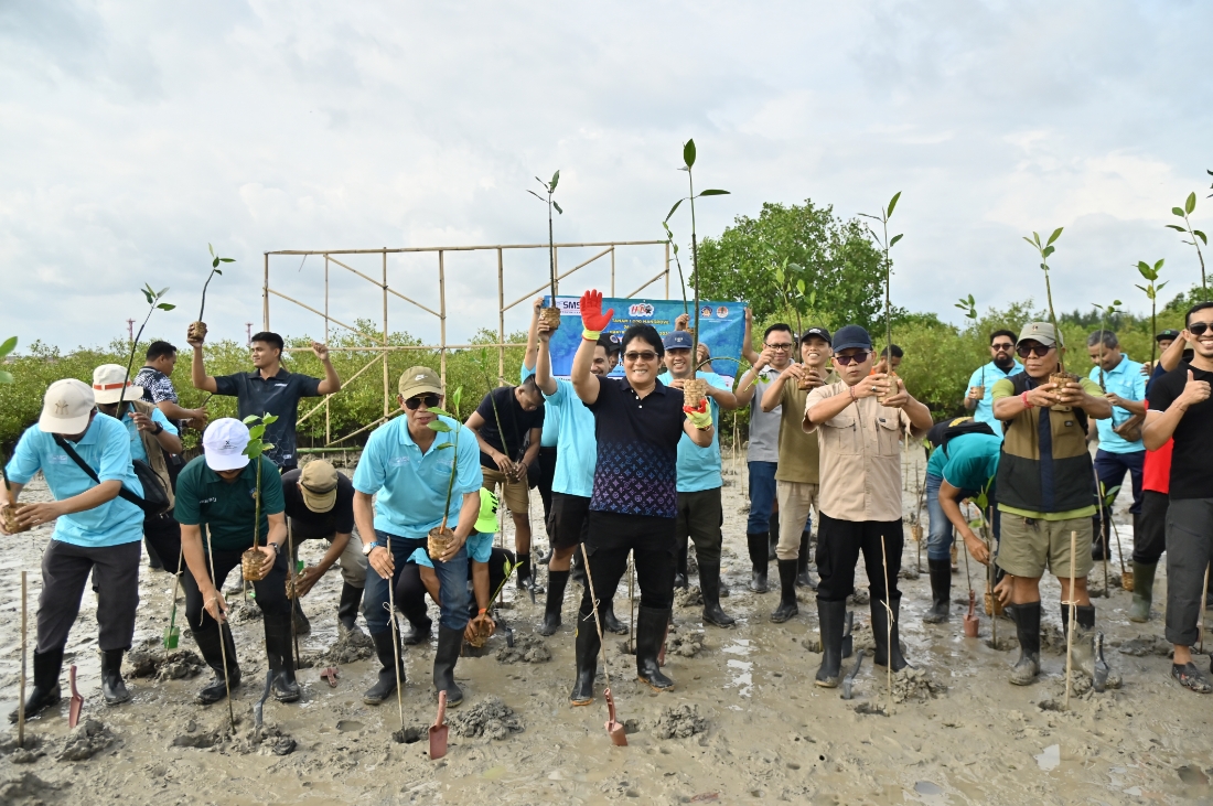 JAGA ALAM: Wagub Giri Prasta (tengah) saat menghadiri kegiatan penanaman mangrove yang digelar SMSI Provinsi Bali, Senin (9/3/3/2026). (SMSI Bali For Radar Bali)