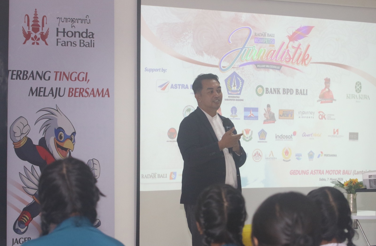 MOTIVASI: Wakil Direktur Jawa Pos Radar Bali Ibnu Yunianto saat memberikan sambutan pembuka