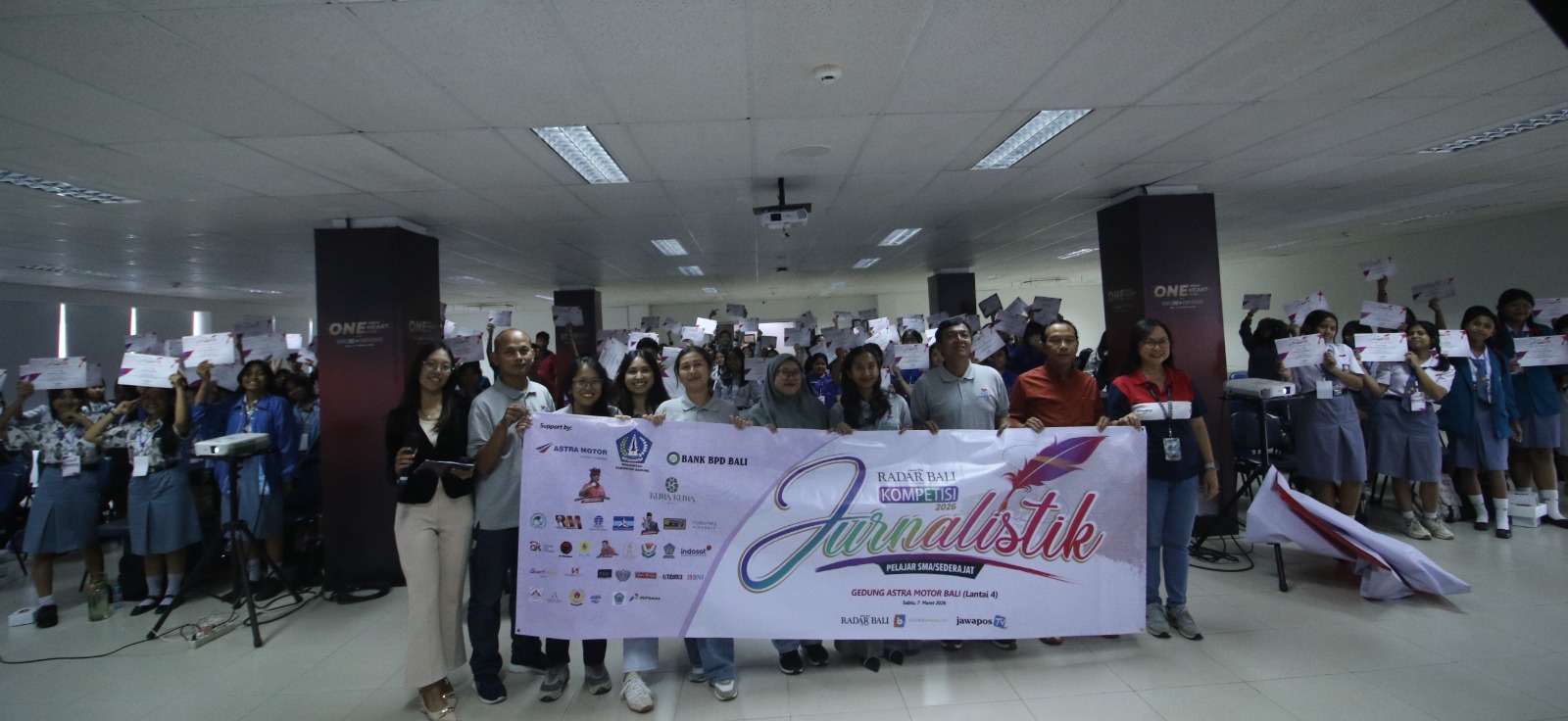 ANTUSIAS: Ratusan peserta pelatihan dan kompetisi Jurnalistik Jawa Pos Radar Bali 2026 foto bersama panitia dan kru Astra Motor Bali, Sabtu, 7 Maret 2026. 