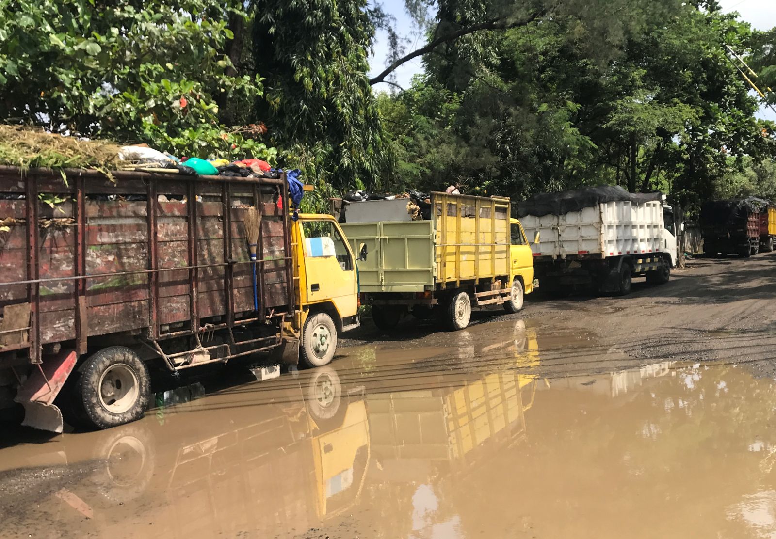 KRODIT DAN HANCUR: Sejumlah truk pengangkut sampah terlihat antre menuju TPA Suwung, 9  Maret 2026.
