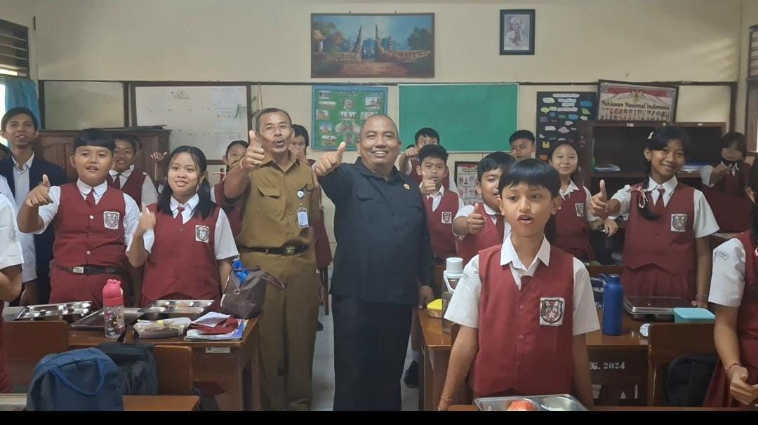 ​Anggota DPRD Kota Denpasar dari Fraksi Gerindra, Ngurah Aryawan, hadir langsung memantau distribusi MBG di SDN 12 Padangsambian.