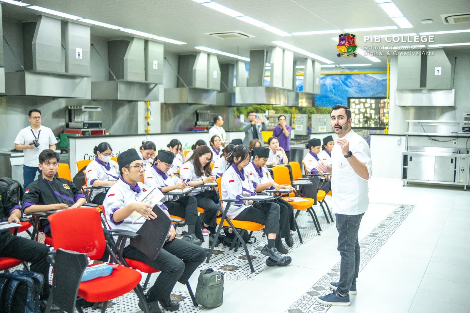 Suasana perkuliahan di kampus PIB Tabanan