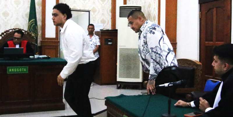 BAKAL MENUA DALAM BUI: Mevlut Coskun (kiri) dan Paea Imiddlemore Tupou balik ke ruang tahanan seusai tuntutan Februari lalu, kemarin divonis 12 tahun penjara.(miftahuddin)
