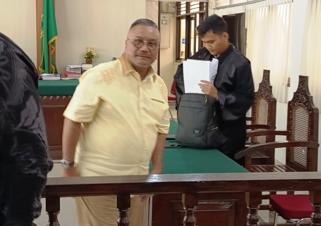 TIDAK BANYAK BICARA: Togar Situmorang usai menjalani sidang tuntutan di PN Denpasar, Selasa (10/3/2026).