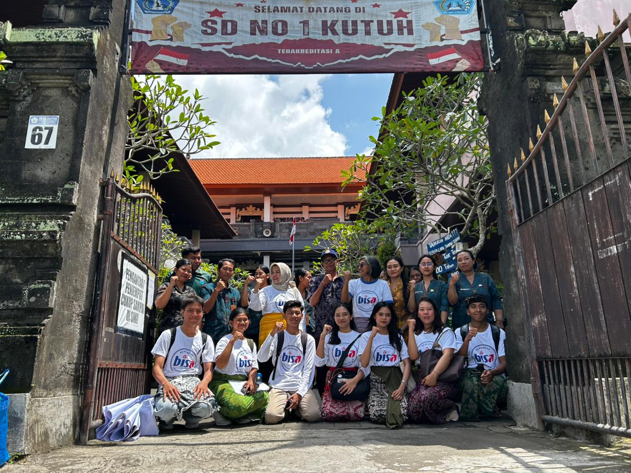 Komunitas Bersih Itu Sederhana Aja (BISA) foto bersama saat edukasi di SD  01 Kutuh, Kecamatan Kuta Selatan, Kabupaten Badung