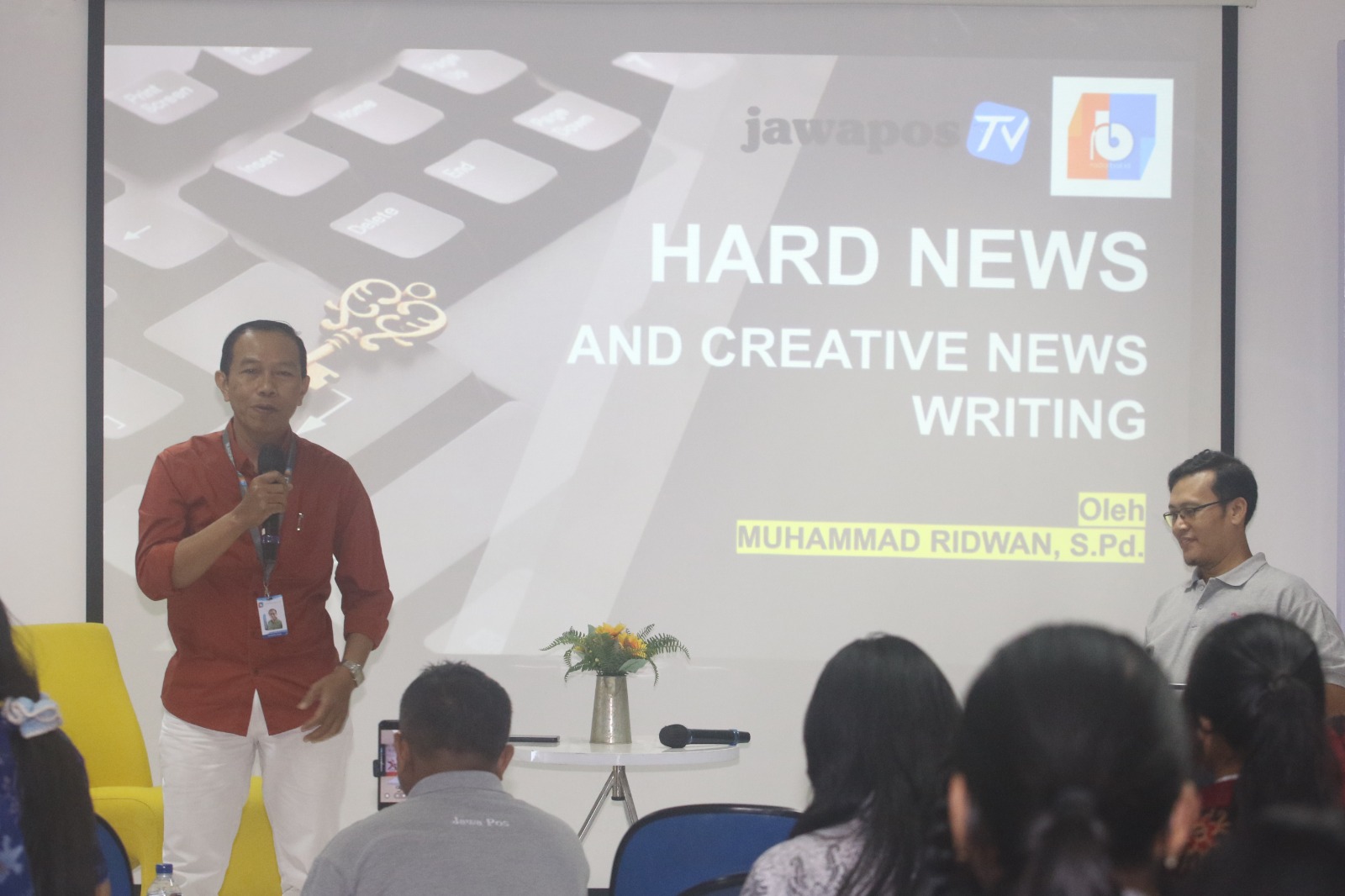 BAHAS BERITA: Pemateri pertama Muhammad Ridwan dan moderator Maulana Sandijaya dengan topik Hard News di lantai 4 Kantpr Astra Motor Bali Sabtu, 7 Maret 2026.