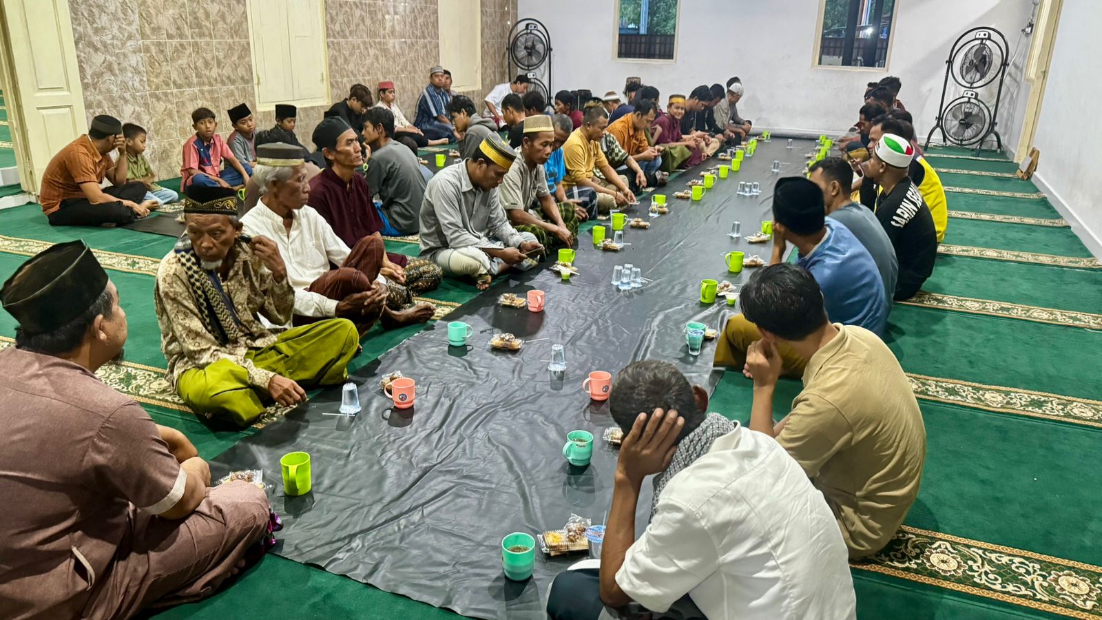 KEBERSAMAAN: Suasana kebersamaan BTID kembali mendukung kepedulian sosial melalui buka puasa bersama di Masjid As-Syuhada Kampung Bugis di Desa Serangan, Denpasar Selatan