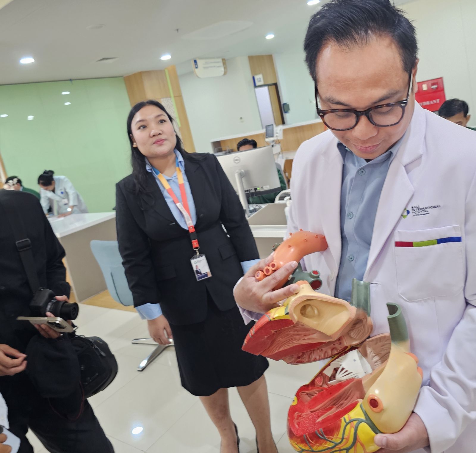 CANGGIH: Dokter Spesialis Jantung Intervensi SCVC, dr. I Made Junior Rina Artha,  saat menjelaskan penanganan Transcatheter Aortic Valve Implantation (TAVI) atau pemasangan katup jantung (9/3/2026)