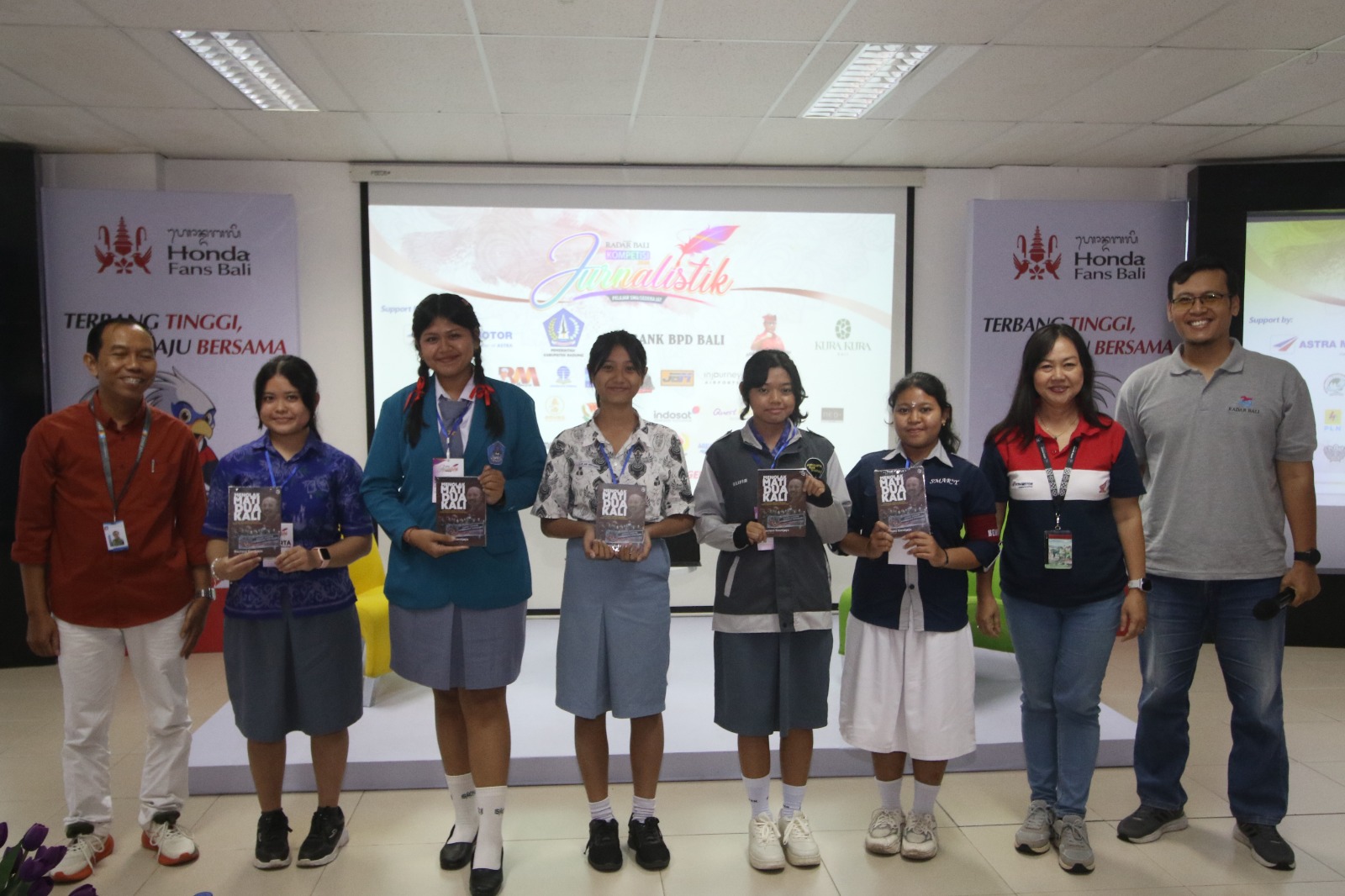 Lima siswa penanya dalam diskusi sesi pertama mendapat hadiah Buku Menolak Mati Dua Kali