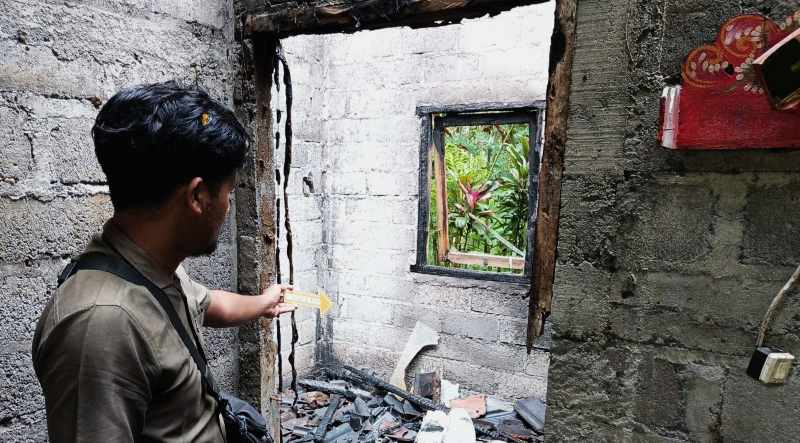 NAHAS : Rumah Ni Nyoman Geria, warga Banjar Dinas Kebon, Desa Telaga Tawang, Sidemen, Karangasem ludes terbakar. (ist)