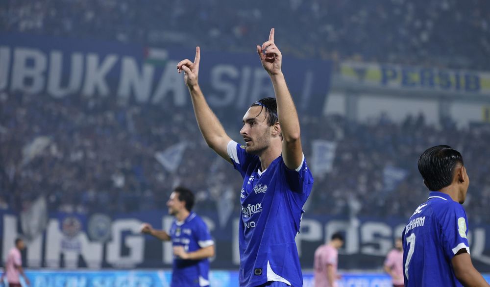 Striker Persib Andrew Jung merayakan brace ke gawang Persik Kediri dalam laga pekan ke-25 BRI Super League di Stadion GBLA pada Senin (9/3).