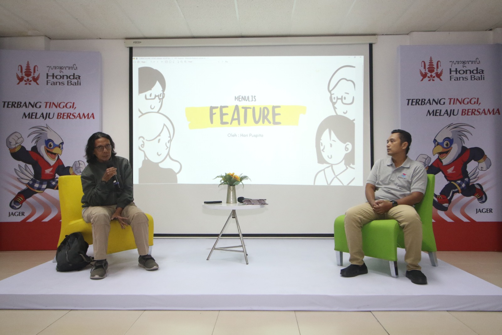 BERITA KISAH: Pemateri kedua Hari Puspita dengan moderator Gus Indra mengetehakan berita Feature