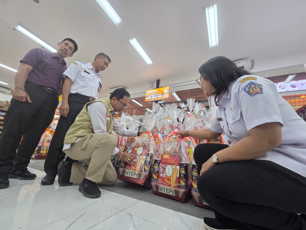 Pengecekan parcel dilakukan di Tiara Dewata Tukad Yeh Aya, dan tak ditemukan produk bermasalah (11/3). (Marsellus Pampur/Radar Bali)