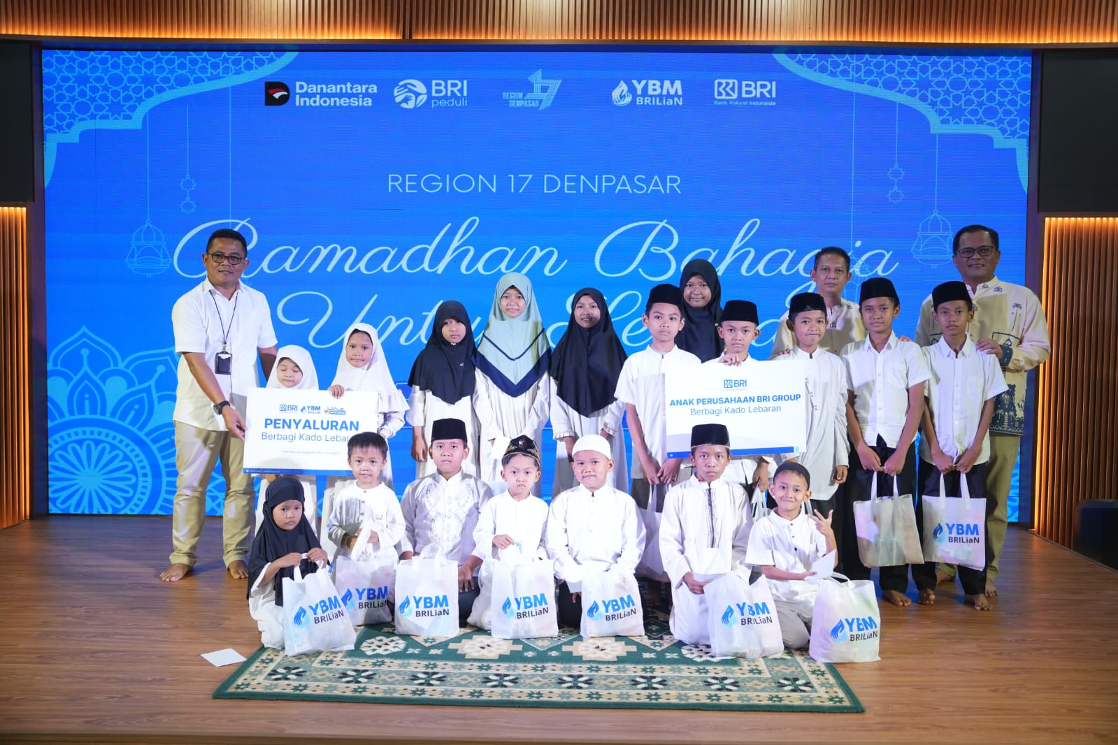 Regional CEO BRI Region 17 Denpasar Hery Noercahya saat buka puasa bersama dan santunan kepada anak yatim di Kantor BRI Region 17 Denpasar, Jumat (6/3).