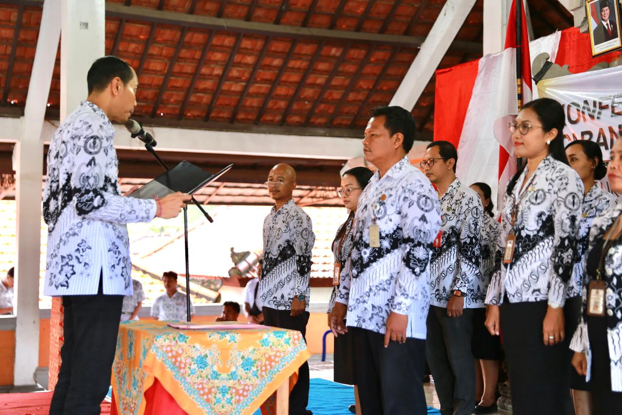 Wabup Tjokorda Gde Surya Putra, yang juga Ketua PGRI  Klungkung, secara resmi membuka Koncab XXIII serta melantik pengurus PGRI Kecamatan Dawan di Aula SMAN 1 Dawan, Rabu (11/3).
