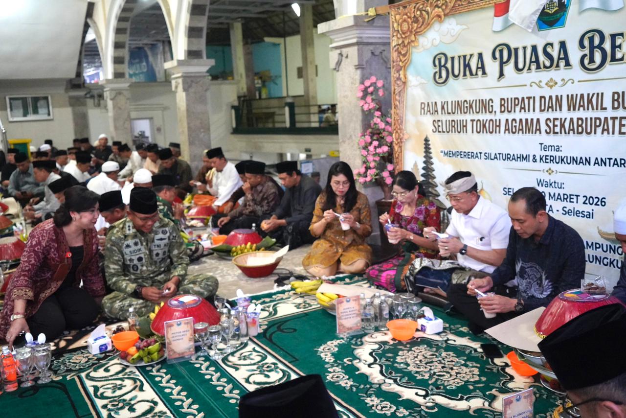 Bupati Klungkung I Made Satria bersama Ny. Eva Satria dan Wabup Tjokorda Gde Surya Putra bersama Ny. Kusuma Surya di Masjid Nurul Huda Kampung Gelgel, Klungkung, Selasa (10/3).