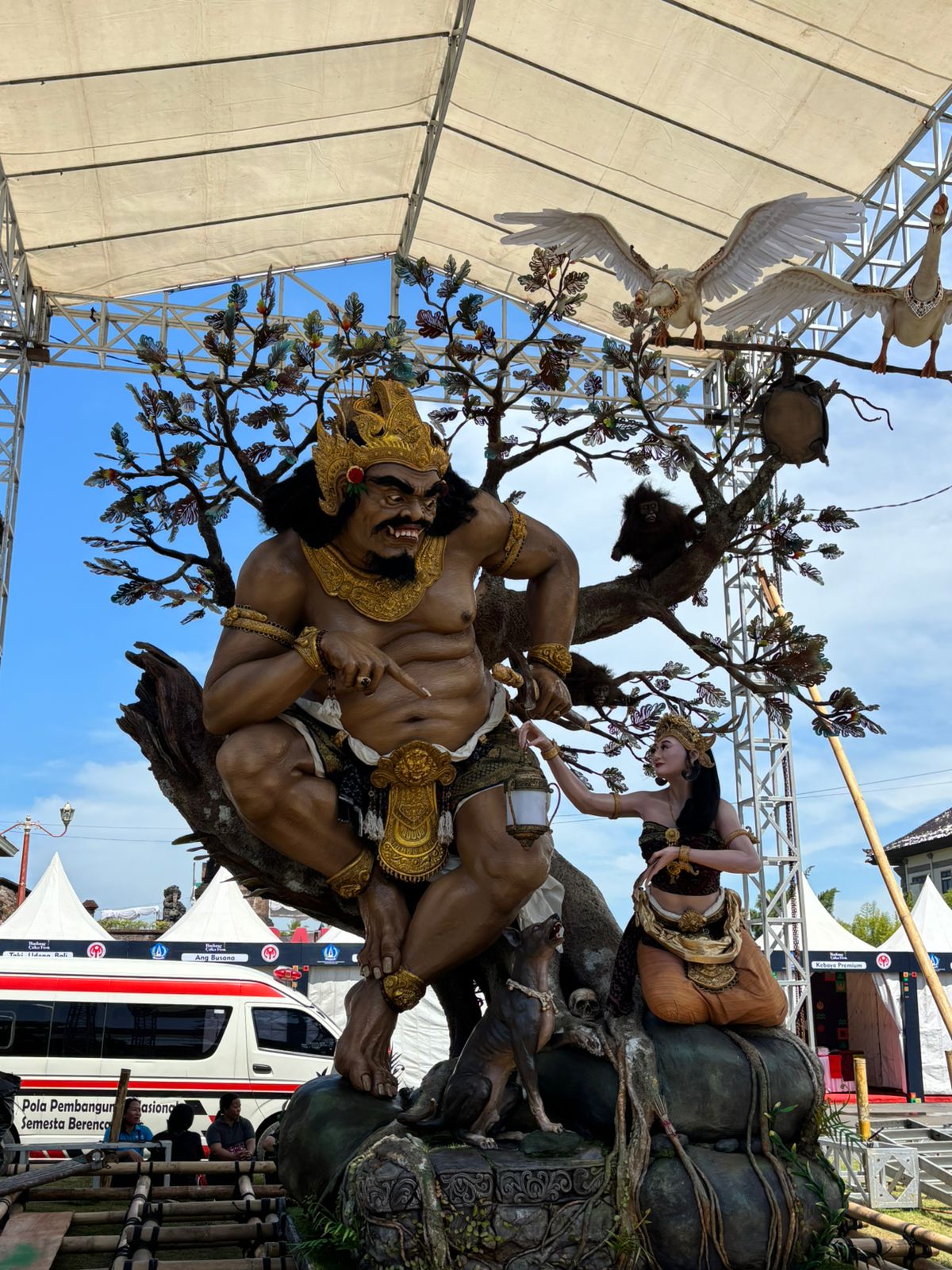 SANG JUARA: Ogoh-ogoh &rdquo;Maguru Satua&rdquo; garapan ST Tunas Remaja, Banjar Umahayar, Desa Adat Penarungan, Mengwi sebagai Juara dengan skor tertinggi 914,00. (Dwija Putera/Radar Bali)