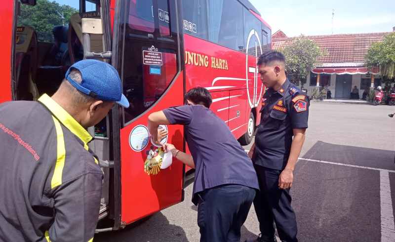 DICEK DULU : Pengecekan sejumlah bus Antar Kota Antar Provinsi (AKAP) dari berbagai Perusahaan Otobus (PO) jelang mudik Lebaran. (foto:Dishub Buleleng)