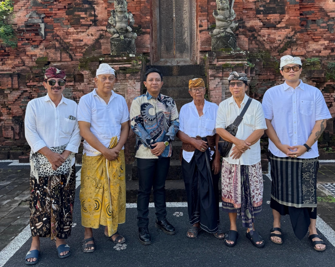 Panitia Lima Foto bersama dengan legal di Jaba Pura Merajan Satrya.  