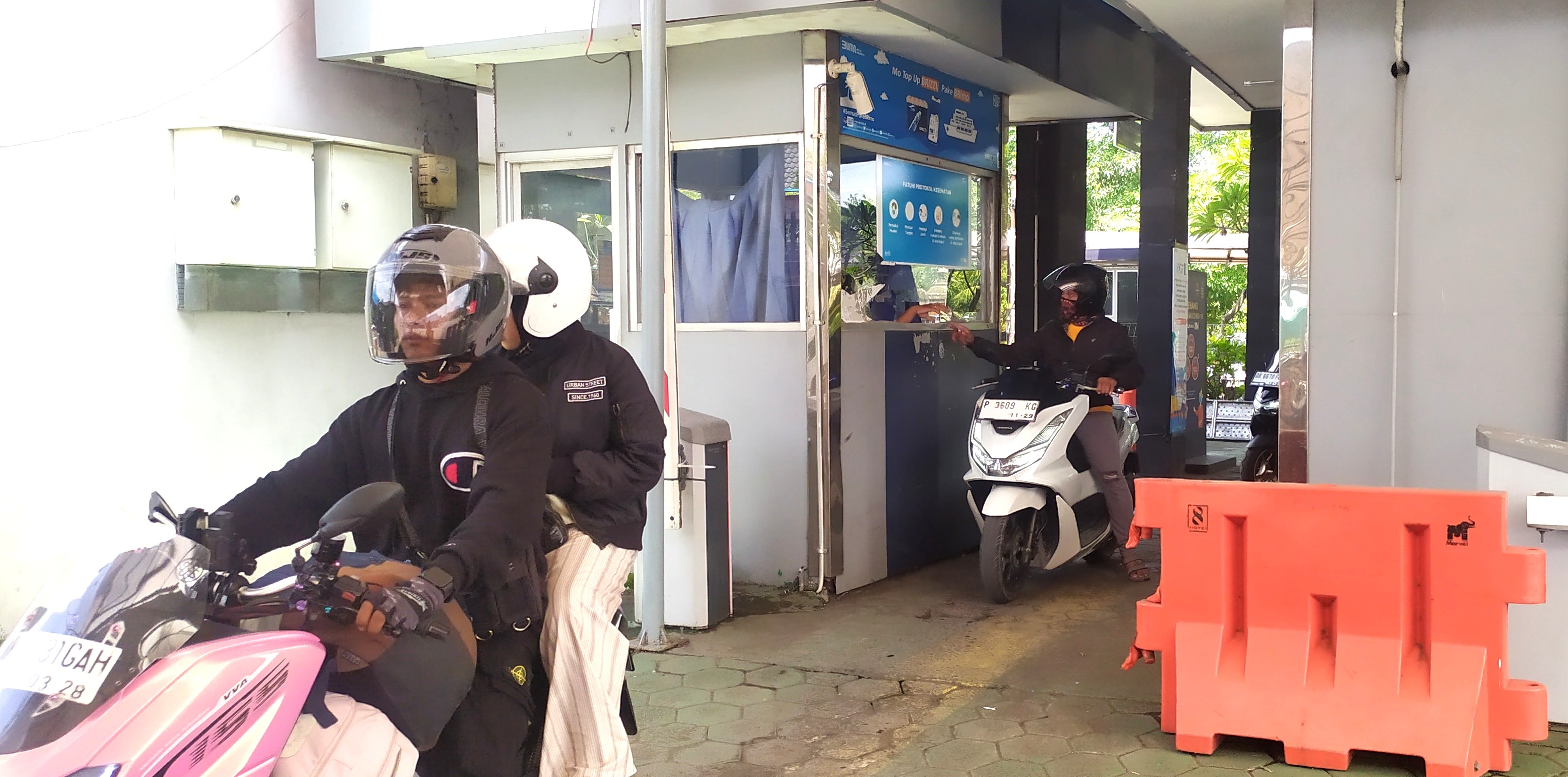 PULANG DULUAN : Sejumlah pemudik dengan motor di loket Pelabuhan Gilimanuk Selasa (10/3/2026). (M.Basir/Radar Bali)
