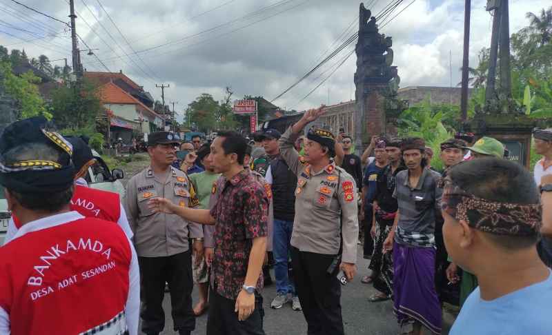 SEPERTI TAPAL BATAS NEGARA SAJA: Suasana sengketa tapal batas antara desa buruan, Penebel dengan Desa Sesandan, Kecamatan Tabanan, (juliadi)