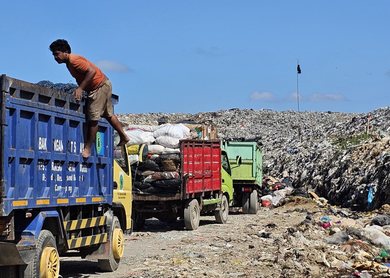 KRODIT: Antrean truk sampah di TPA Suwung yang sudah harus tutup karena aturan undang-undang