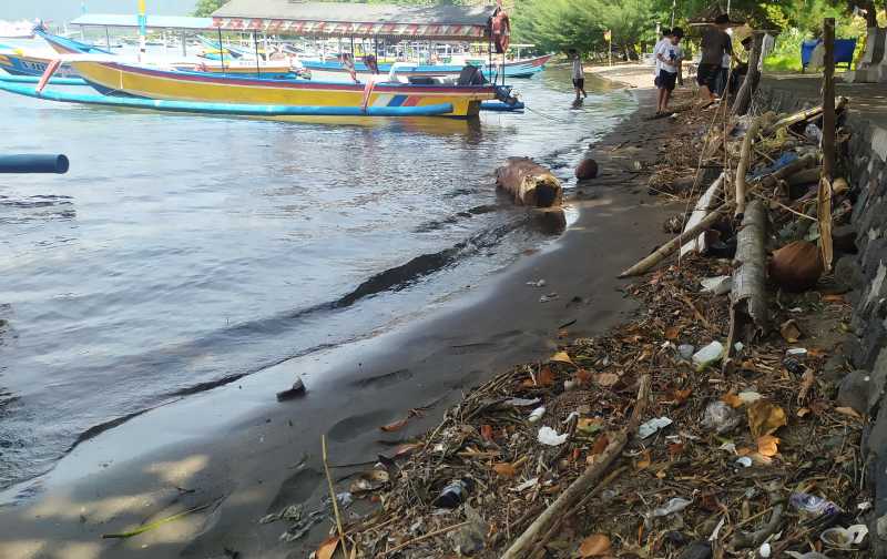 LAMA-LAMA MENGGUNUNG : Kondisi sampah kiriman di Pantai Teluk Gilimanuk.(bas)