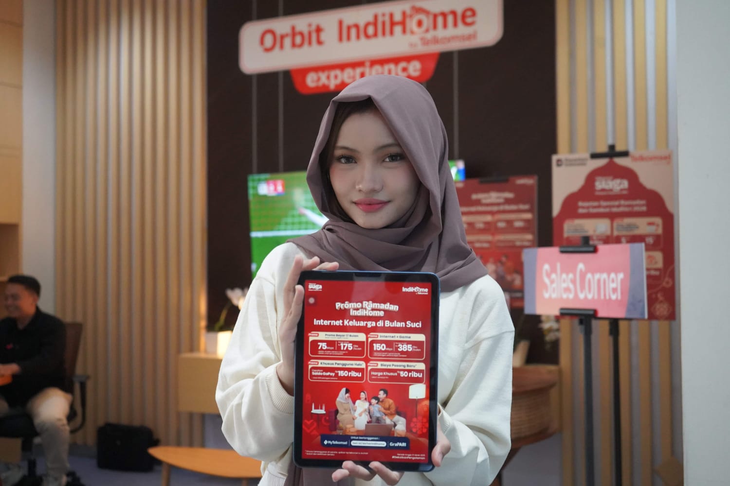 Promo Ramadan IndiHome: Pelanggan dapat menikmati layanan internet rumah berkecepatan tinggi dengan harga yang lebih terjangkau.