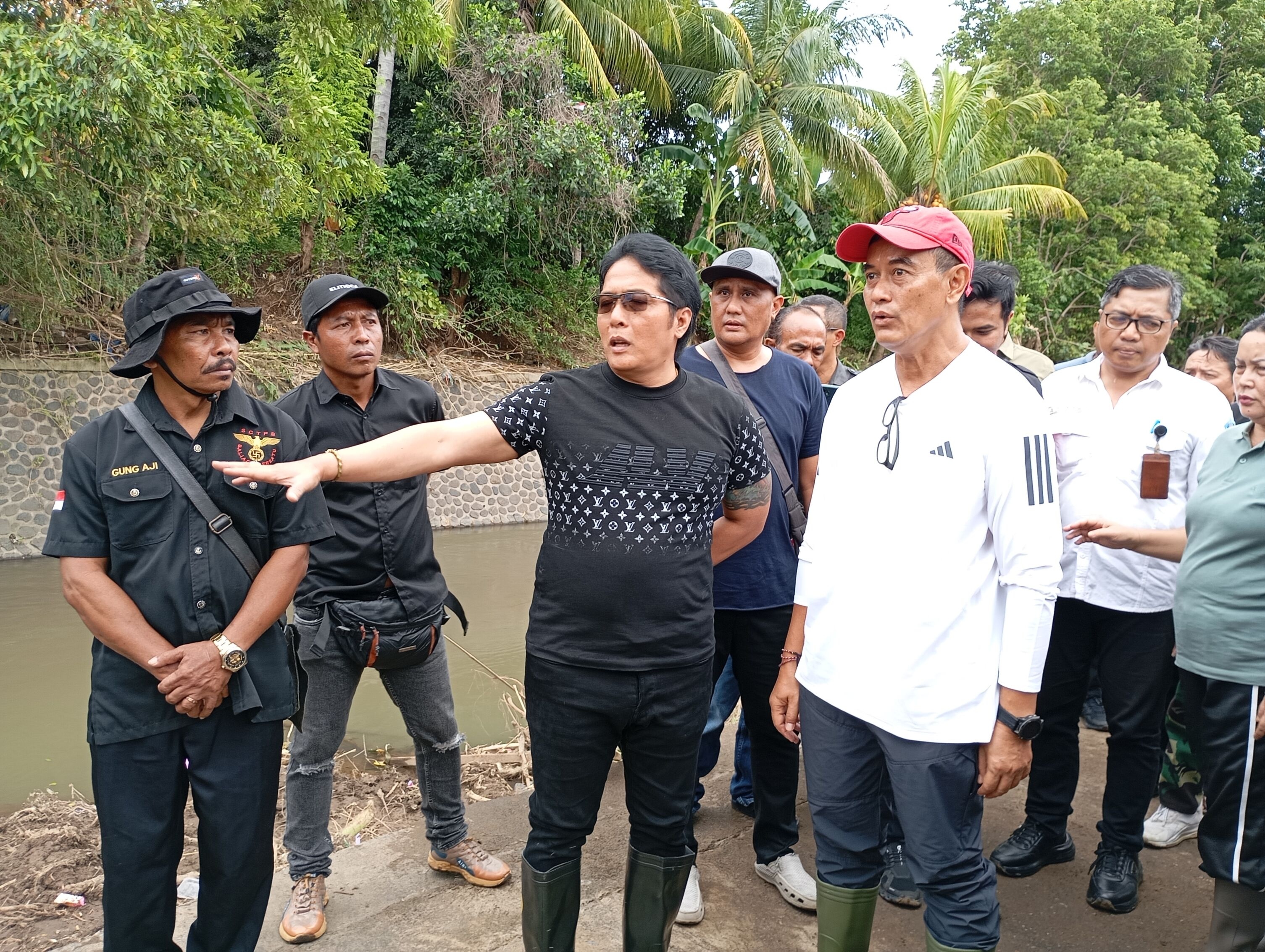 KUNJUNGI WARGA KORBAN BENCANA: Wagub Bali, I Nyoman Giri Prasta memantau lokasi banjir di Desa Banjar, Kecamatan Banjar, Kabupaten Buleleng.(francelino junior)
