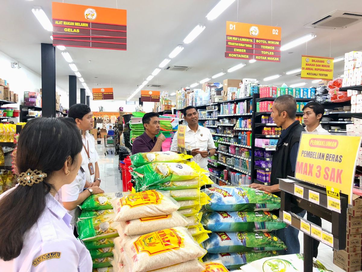 CEK: Satgas Saber Pangan dari Polda Bali melakukan pengecekan harga dan ketersediaan bahan pokok di salah satu ritel modern di Denpasar, Rabu (11/3/2026)