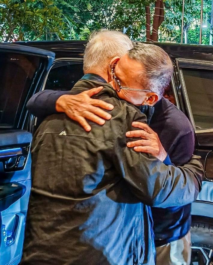 BERPELUKAN: Dahlan Iskan dan Goenawan Mohammad melepas rindu setelah sepuluh tahun tak bertemua.