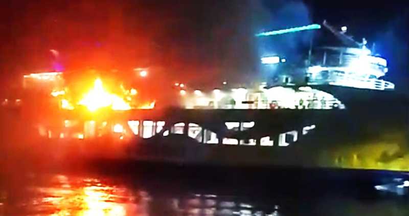 BIKIN HEBOH PELABUHAN: Tampilan layar dari video viral KMP Porlink VII terbakar. (repro)