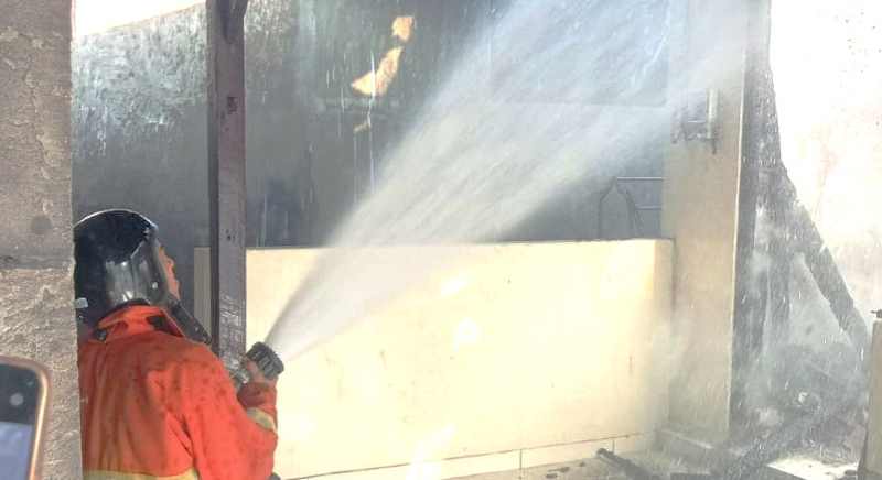 GEGARA KORSLET : Ramah I Gede Umawan  di Banjar Dangin Pangkung, Desa Pekutatan,Jembrana,  terbakar. (foto: Damkar Jembrana)