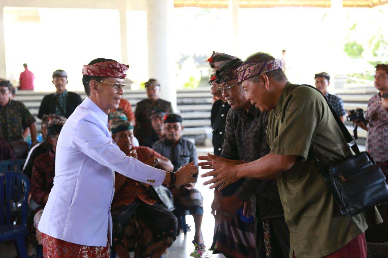Bupati Klungkung I Made Satria saat Sosialisasi Bantuan Pitra Yadnya (Ngaben Massal) Berbasis Desa Adat di Balai Budaya Ida Dewa Agung Istri Kania, Klungkung, Kamis (12/3).