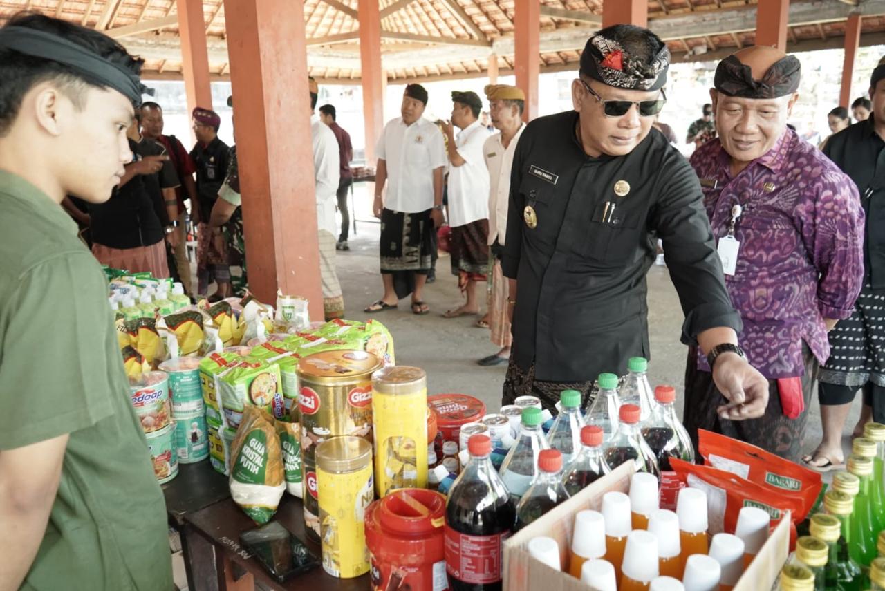 Wabup Karangasem Pandu Prapanca Lagosa (dua dari kanan), turun langsung memantau pelaksanaan Pasar Murah yang digelar di Bale Banjar Dinas Kebon Bukit, Karangasem, Kamis (12/3). 