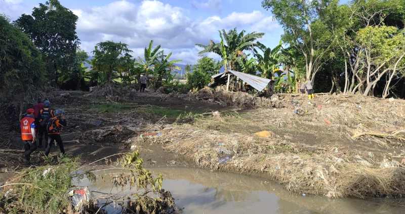 BELUM DITEMUKAN : Upaya Tim SAR gabungan mencari korban banjir yang masih hilang, Putu Wini Lestari,masih nihil. (francelino junior)