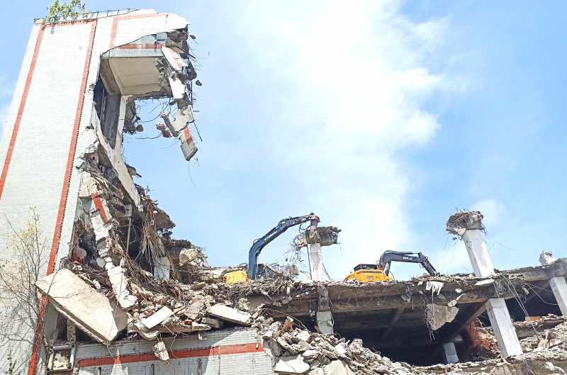 DIBONGKAR TOTAL: Eks Gedung swalayan Tragia di kawasan Pertokoan Kertha Wijaya, Jalan Diponegoro, Denpasar. (Adrian suwanto/radar bali)