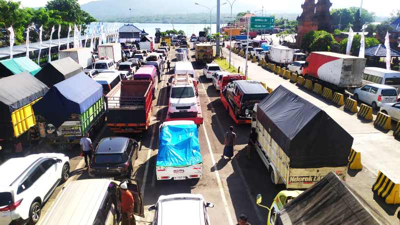 ANTREAN PANJANG : Suasana antrean truk dan bus masih mengular hingga 4 kilometer mencapai kawasan Hutan Cekik,Jembrana.(M.Basir/RadarBali)