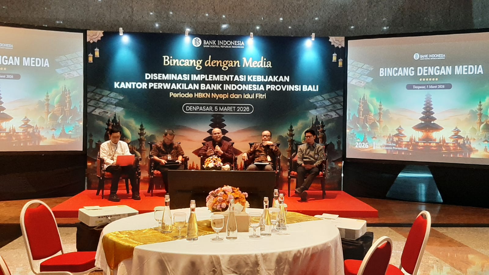 Kepala Perwakilan Bank Indonesia Provinsi Bali, Erwin Soeriadimadja (tengah) saat acara bincang dengan media awal Maret 2026.